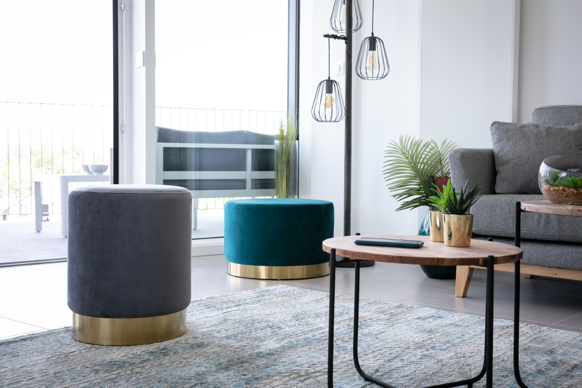 Pouf / poggiapiedi rotondo in velluto blu anatra e metallo dorato 54 cm AMAYA