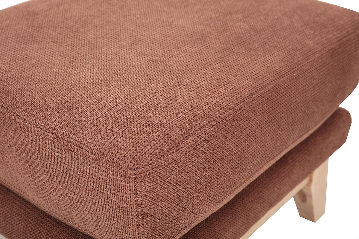 Pouf poggiapiedi in tessuto di ciniglia color terra bruciata e piedi in legno, vista ravvicinata.