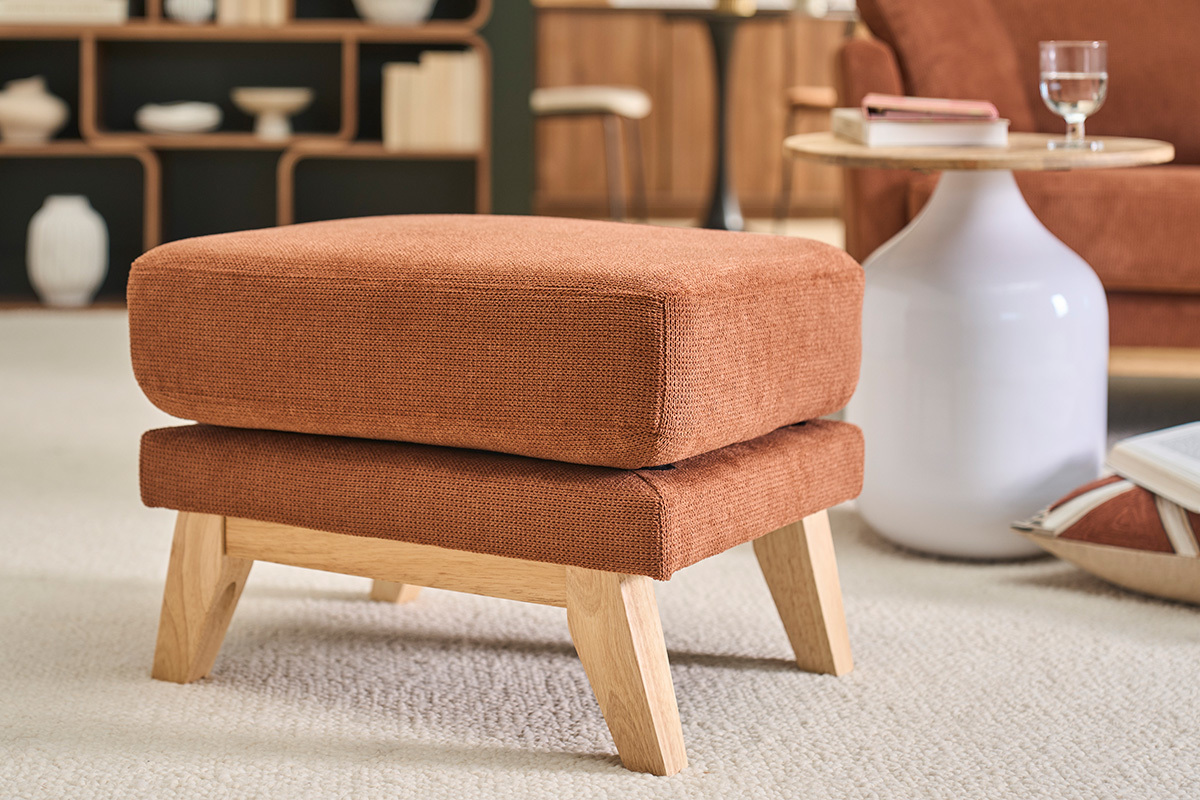 Pouf poggiapiedi scandinavo in tessuto ciniglia terra bruciata e legno chiaro OSLO
