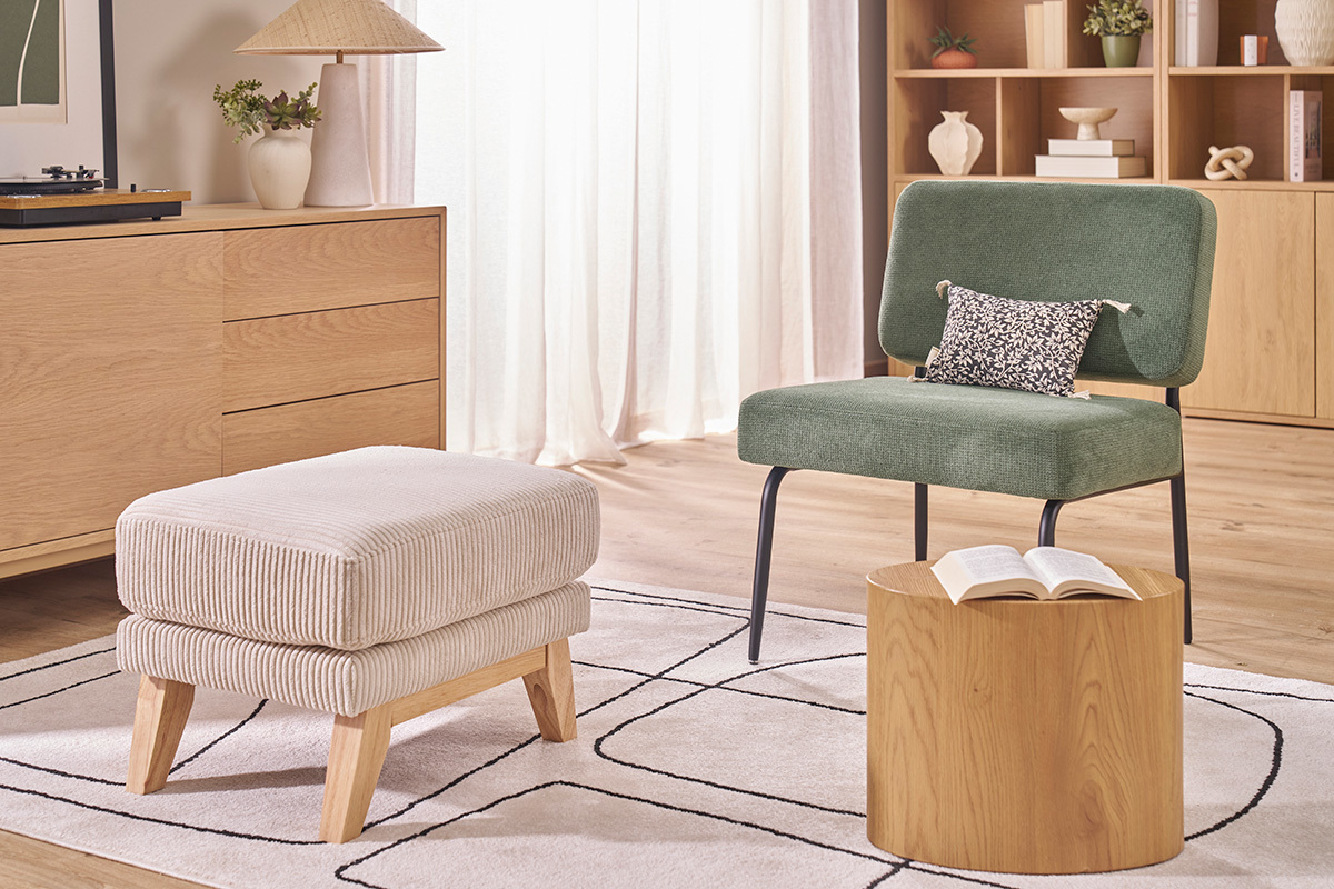 Pouf poggiapiedi scandinavo e tavolino in legno in un soggiorno moderno.