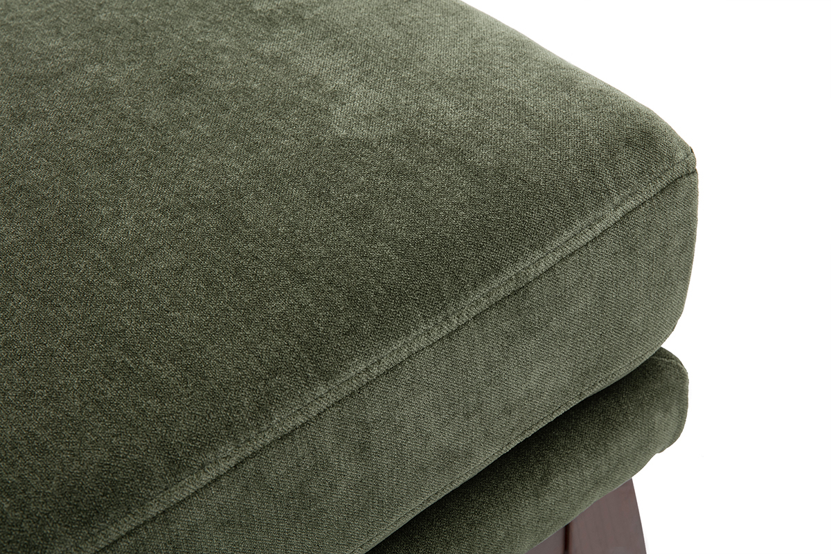 D�tail du pouf repose-pieds scandinavo vert kaki in tessuto effetto velluto, vista da vicino.