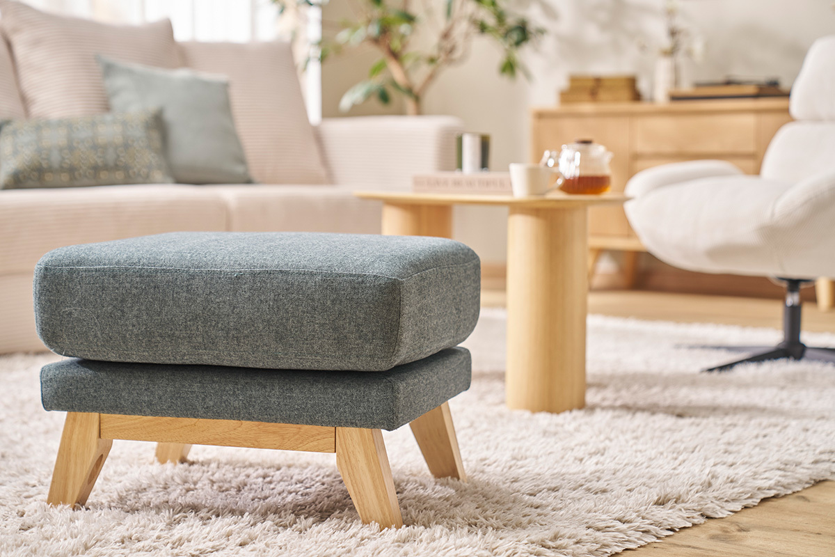 Pouf poggiapiedi sfoderabile scandinavo in tessuto grigio-verde e legno chiaro OSLO