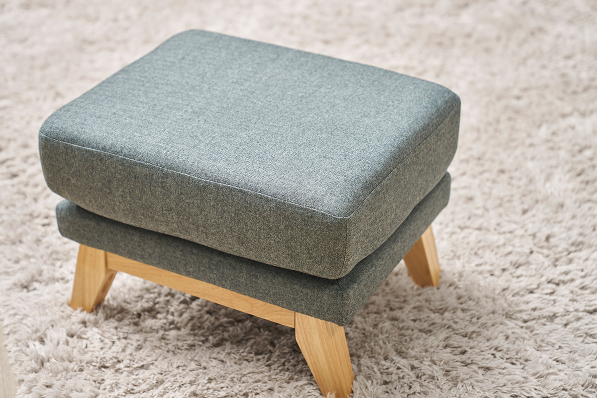 Pouf poggiapiedi sfoderabile scandinavo in tessuto grigio-verde e legno chiaro OSLO