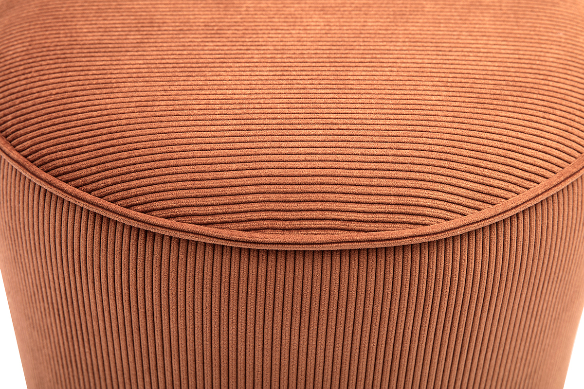 Primo piano di pouf rotondo in velluto a coste color terra bruciata.