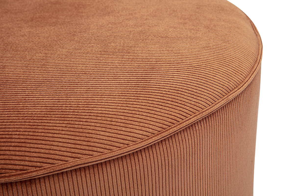 Primo piano del pouf rotondo in velluto a coste terracotta.