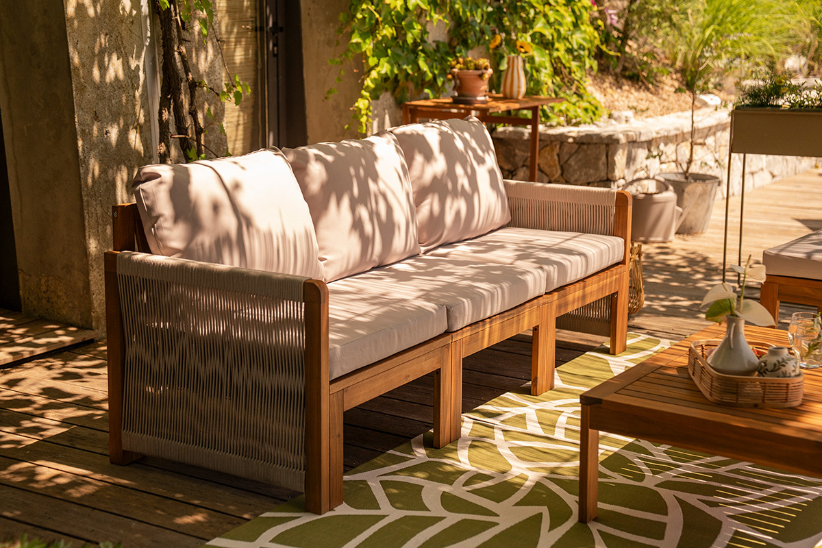 Salotto da giardino 3-4 posti in legno massiccio, 2 set di coperture (taupe o �cru) e braccioli intrecciati ALOHA