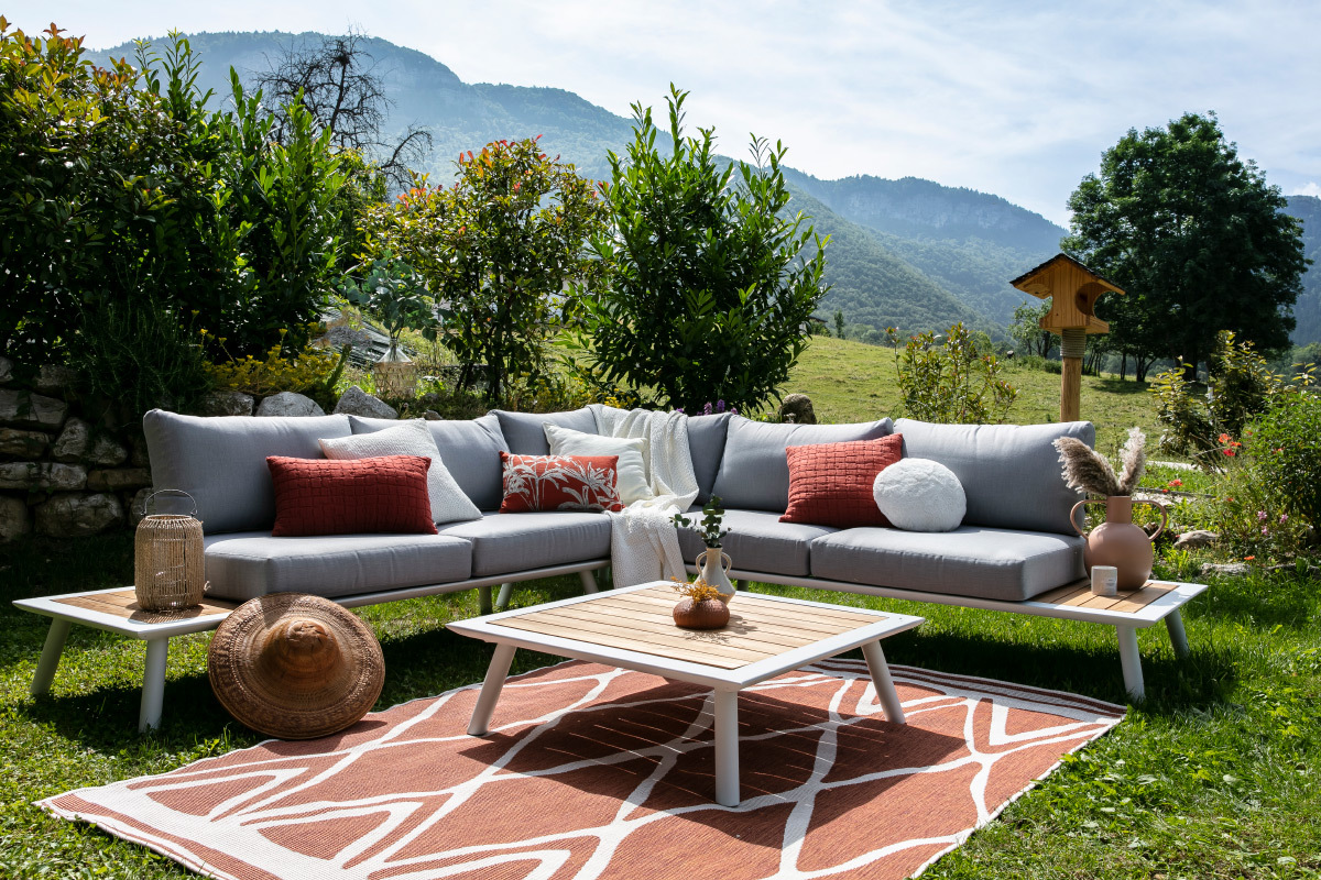 Salotto da giardino angolare in alluminio bianco, teak e tessuto grigio chiaro BELLS