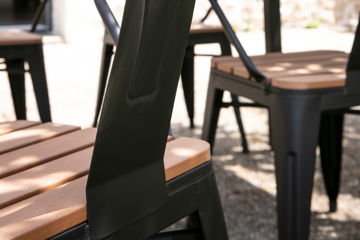 Salotto da giardino con tavolo e 4 sedie in legno e metallo nero BERLINER