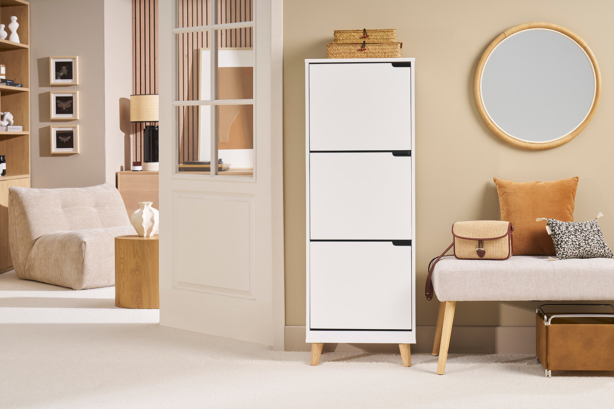 Mobile per scarpe bianco e legno con 3 scomparti in un interno scandinavo.