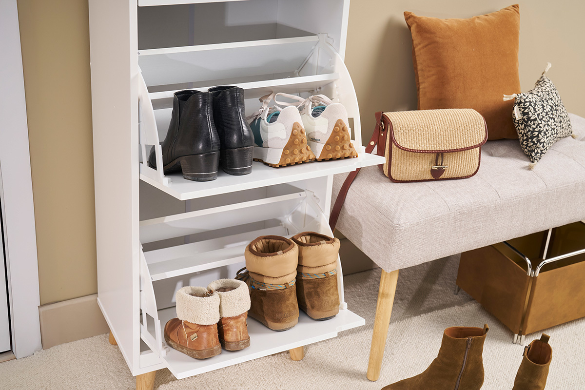 Mobile per scarpe MITRAA bianco con scarpe, vista ingrandita.