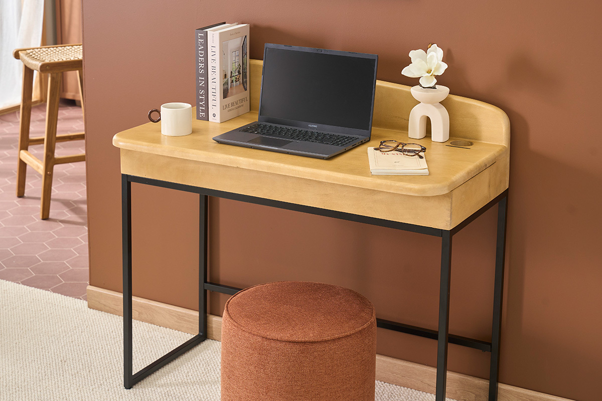 Scrivania in legno di mango con ripostiglio, computer portatile e libri, vista frontale.