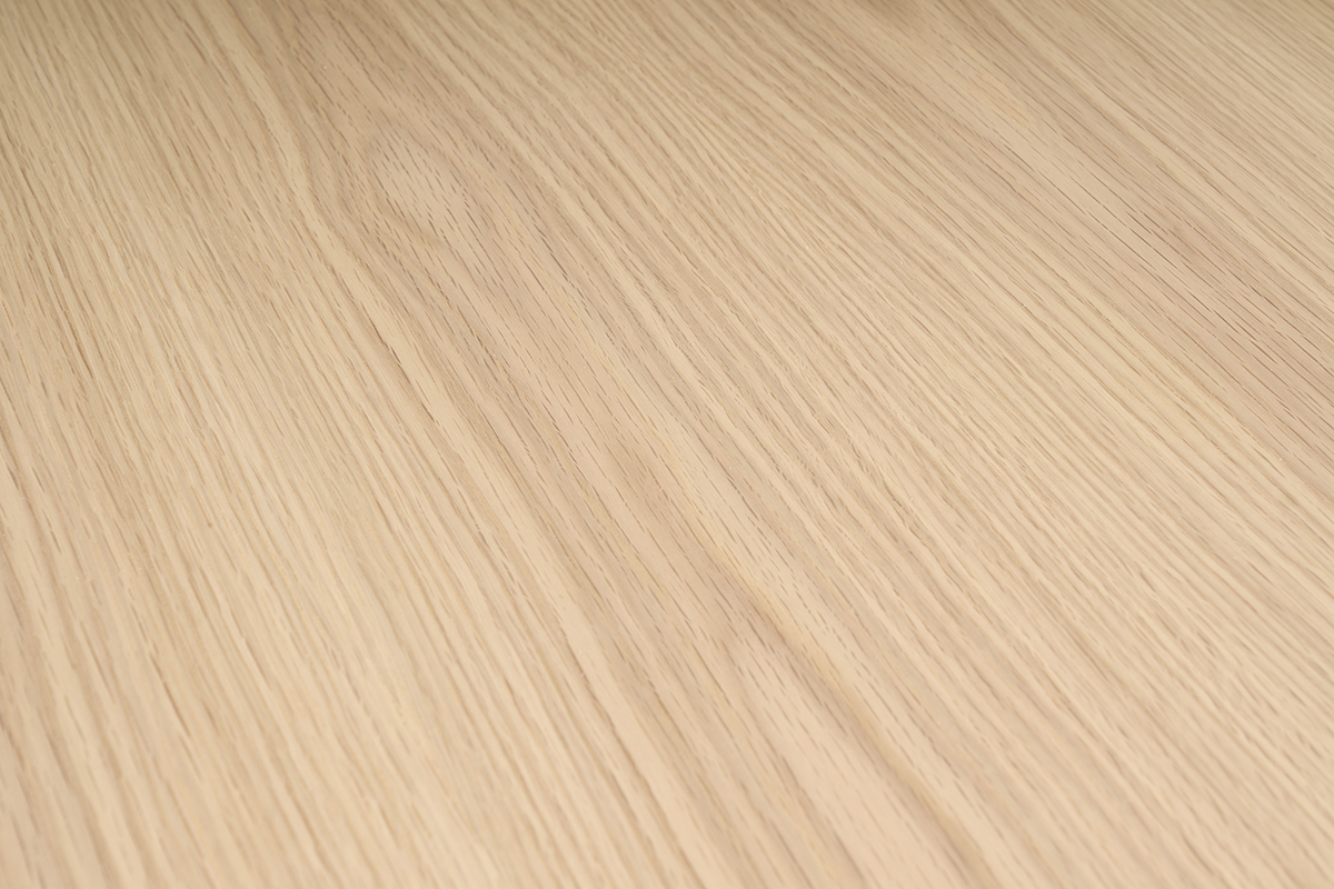 Primo piano sulla texture in legno chiaro di frassino della scrivania modulare bianca NEW MAX.