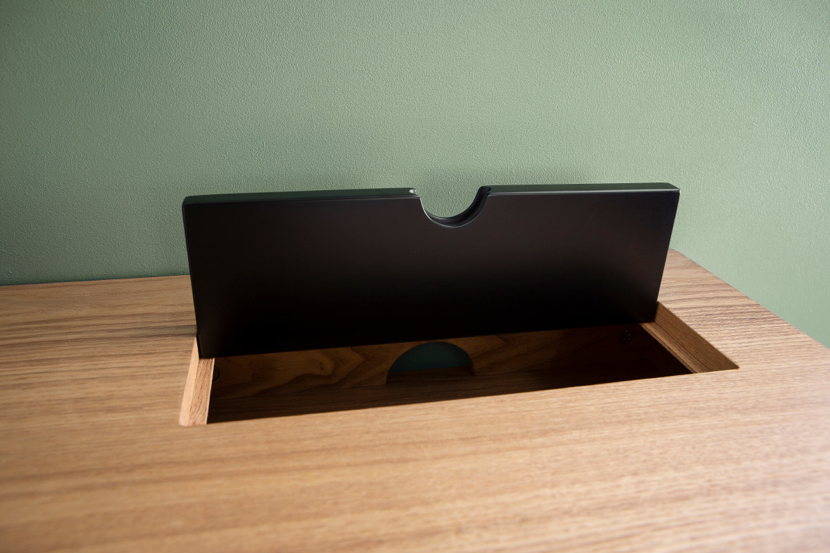 Scrivania design con spazi per riporre i propri oggetti in quercia Nero OFICI