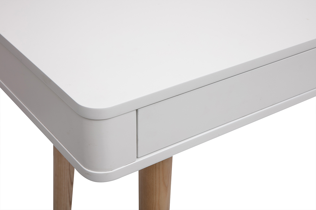 Angolo scrivania bianca con cassetto e gambe in legno chiaro, vista ingrandita.