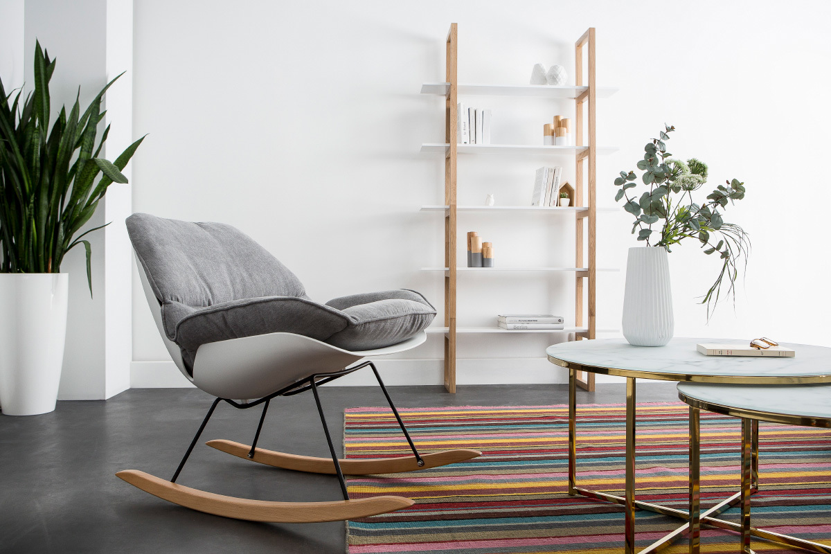 Sedia a dondolo design con scocca di colore: Bianco e tessuto di colore: Grigio KOKON