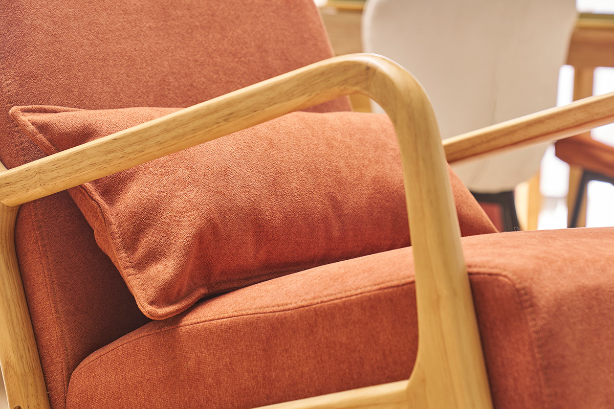 Sedia a dondolo scandinava in tessuto effetto velluto color bruciato e legno massello chiaro DERRY