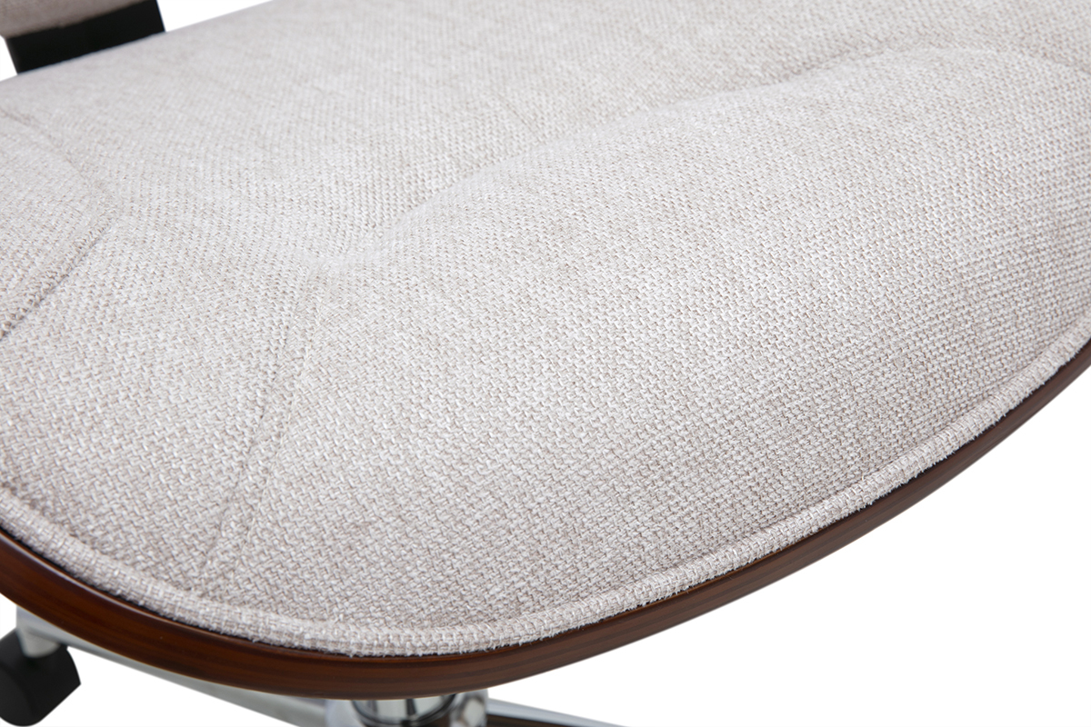 Primo piano sul sedile della sedia da ufficio YORKE in tessuto effetto velluto beige e legno scuro.