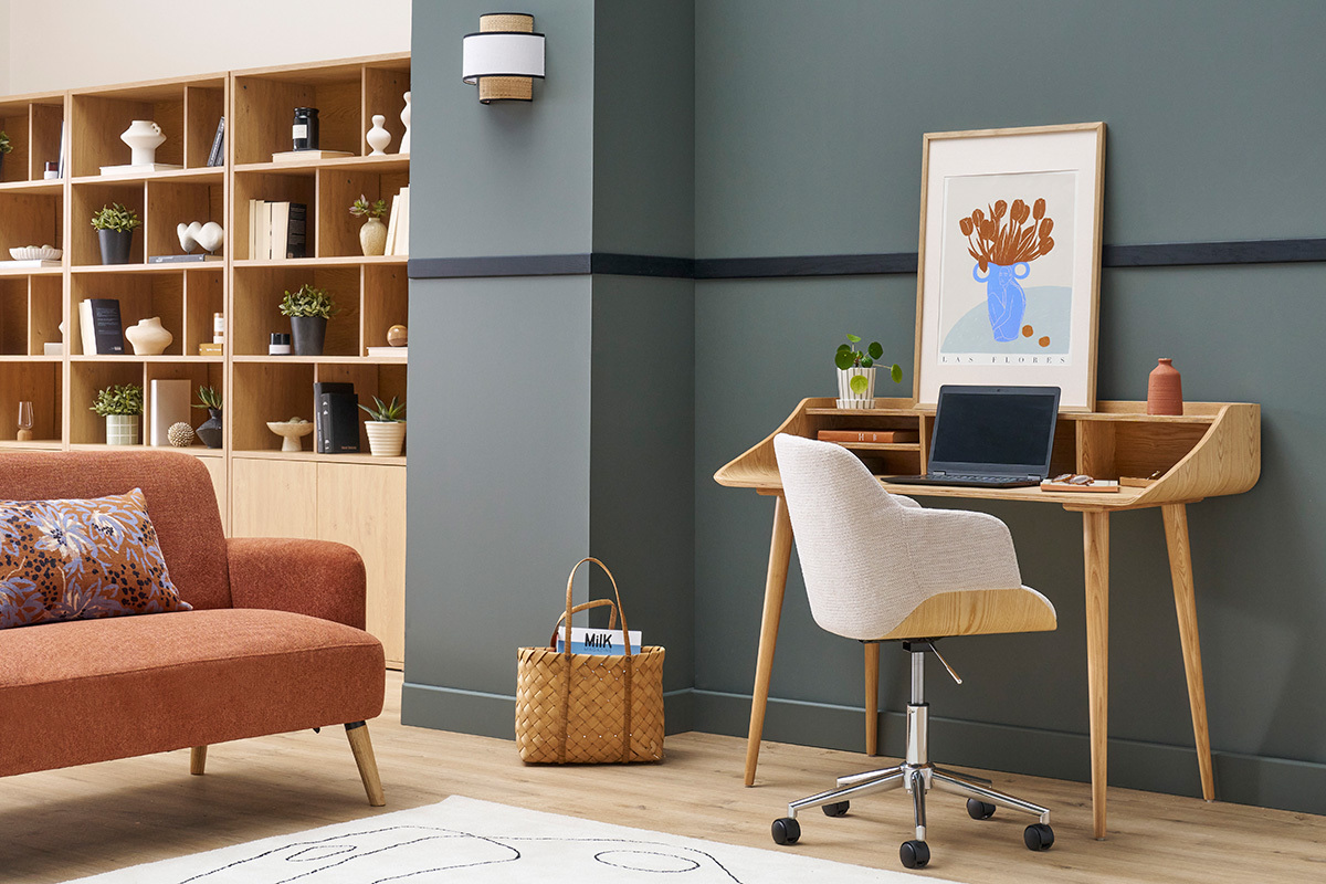 Sedia da ufficio con rotelle in tessuto di velluto beige, legno chiaro e metallo cromato EARL