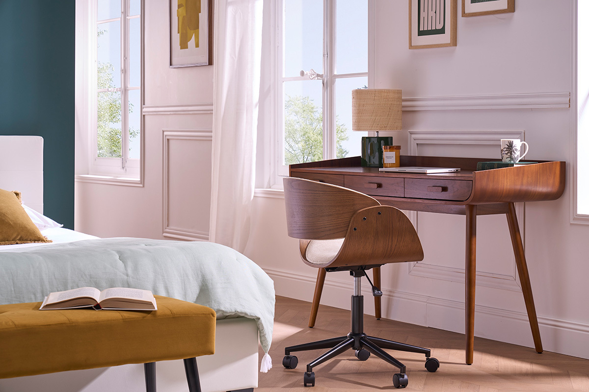 Sedia da ufficio con ruote design in legno scuro e tessuto effetto velluto beige BENT