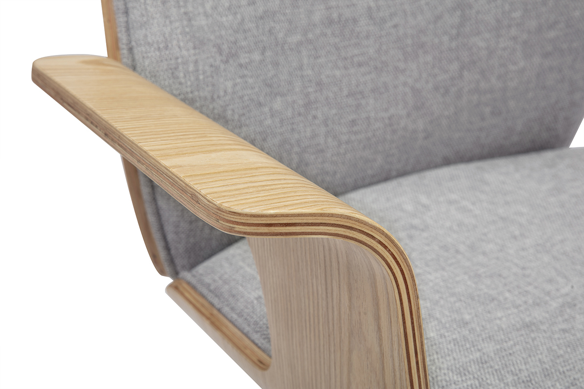 Bracciolo in legno chiaro e tessuto grigio di una sedia da ufficio, vista ingrandita.