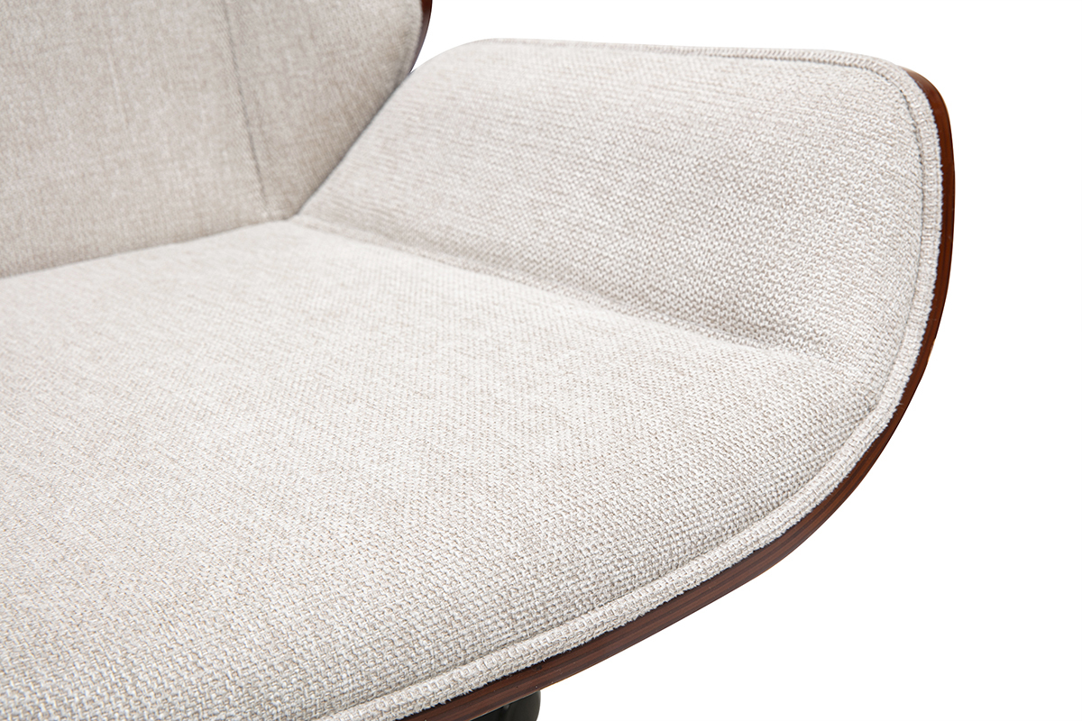 Primo piano sul sedile curvo della sedia da ufficio in tessuto beige testurizzato.