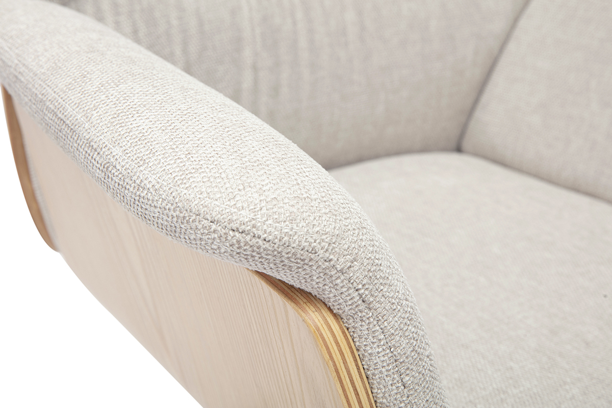 Primo piano sul bracciolo in tessuto effetto velluto beige testurizzato e legno chiaro di una sedia da ufficio.