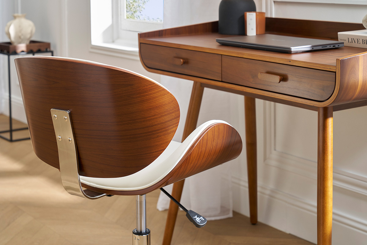 Sedia da ufficio design in legno scuro e bianco, vista da dietro, davanti a una scrivania in legno.