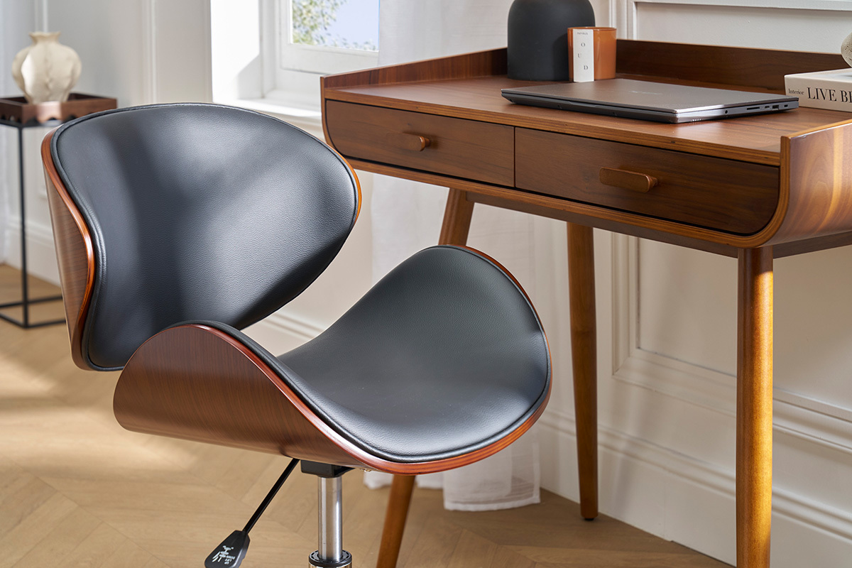 Sedia da ufficio design nera e noce vicino a una scrivania in legno.