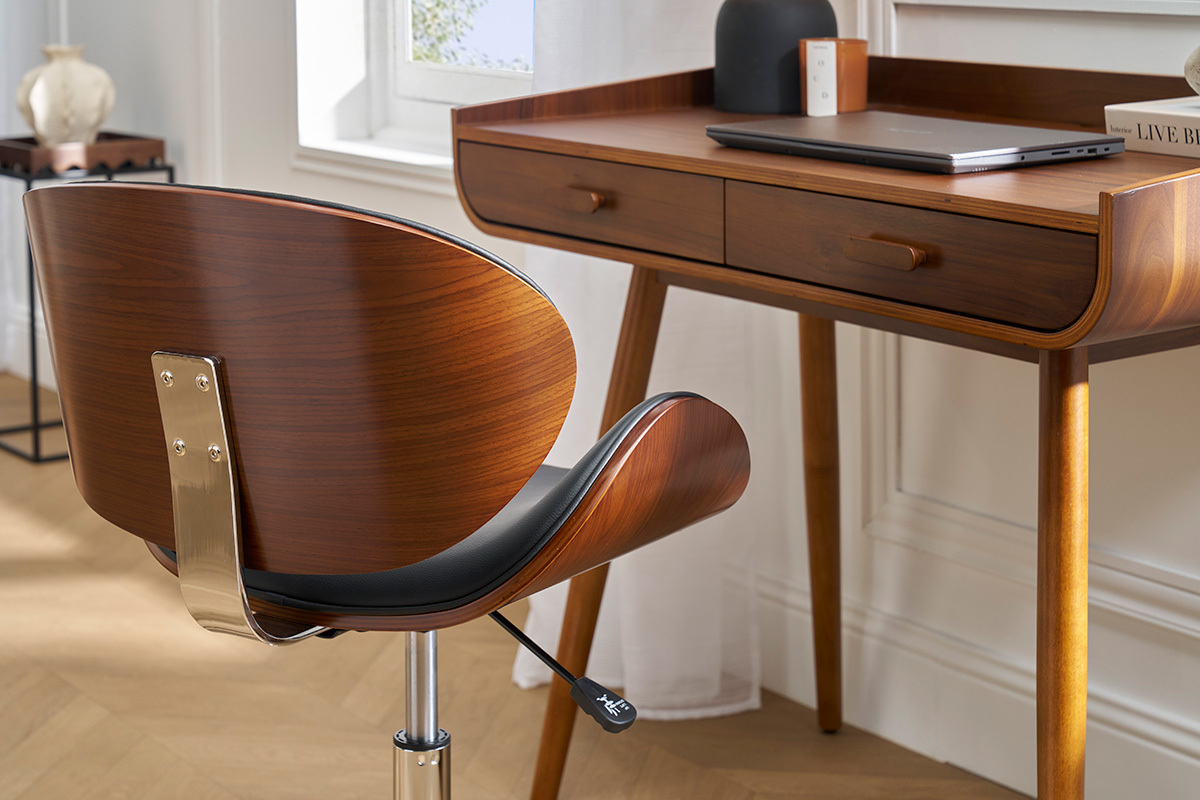 Sedia da ufficio design nero e legno scuro noce, vista posteriore, vicino a una scrivania.