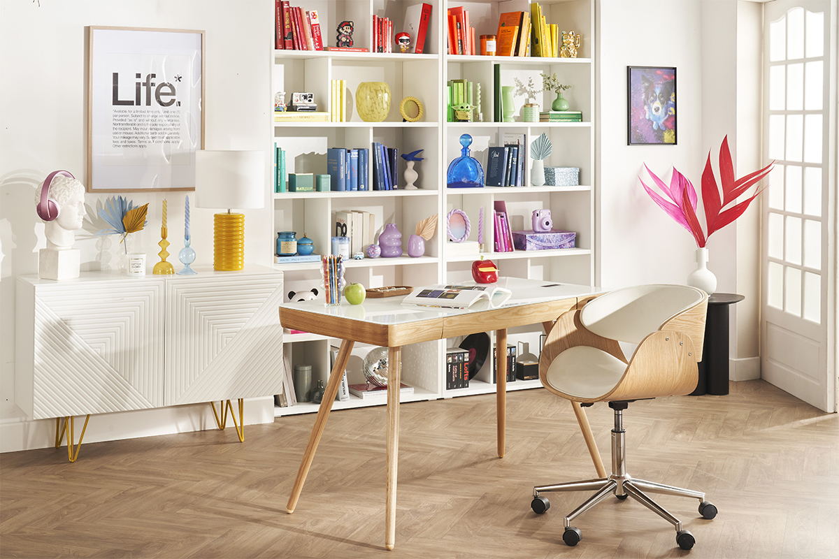 Sedia da ufficio con rotelle, legno chiaro e acciaio cromato, vista in un ufficio decorato.