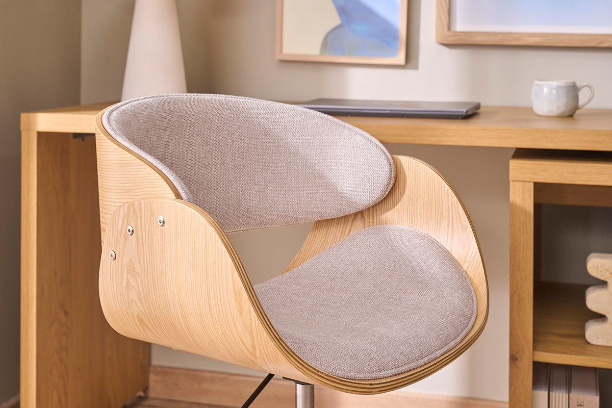 Sedia da ufficio girevole con rotelle dal design in tessuto effetto velluto testurizzato beige, legno chiaro e acciaio cromato BENT