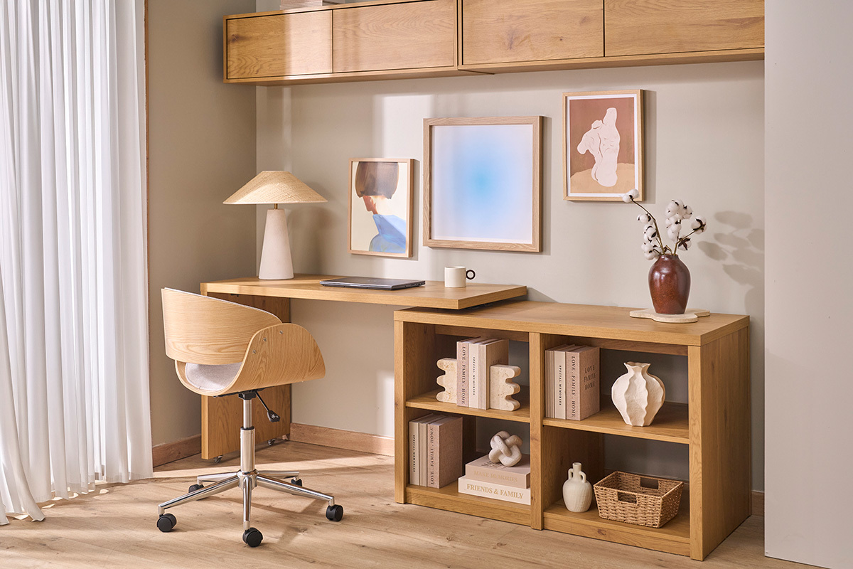Sedia da ufficio girevole con rotelle dal design in tessuto effetto velluto testurizzato beige, legno chiaro e acciaio cromato BENT