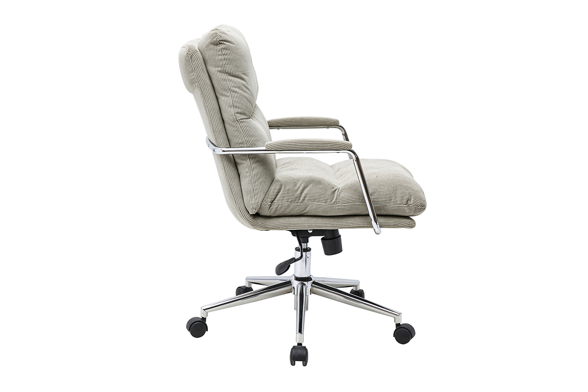 Chaise da ufficio su ruote in tessuto velluto a coste tortora vista di lato, con braccioli e base in metallo cromato.
