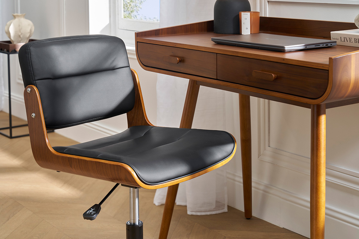 Sedia da ufficio nera e legno scuro accanto a una scrivania coordinata.