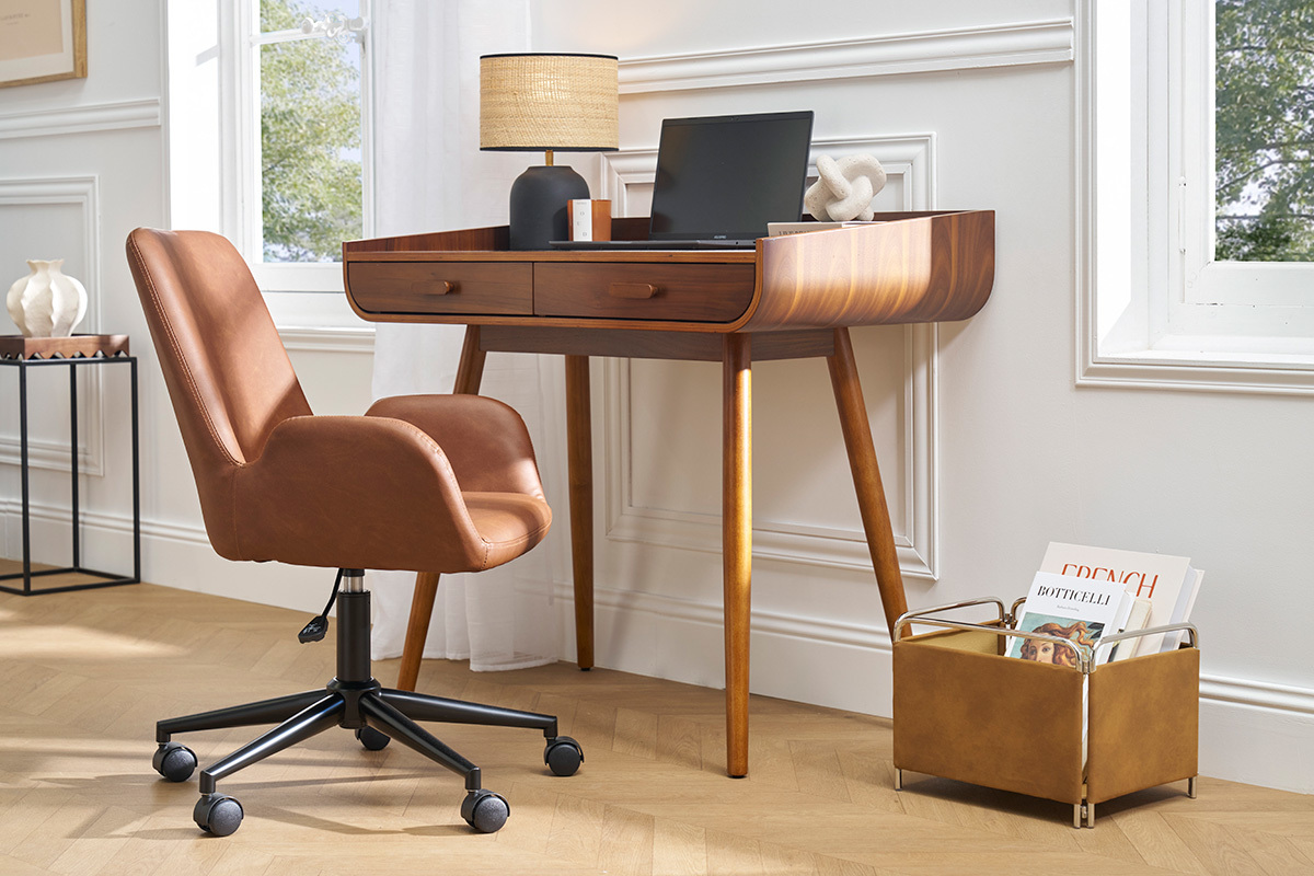 Sedia da ufficio marrone e metallo nero ALBAN, vista laterale, vicino a una scrivania in legno.