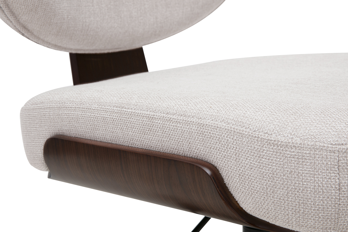 Dettaglio della sedia da ufficio beige con tessuto effetto velluto e struttura in legno di noce