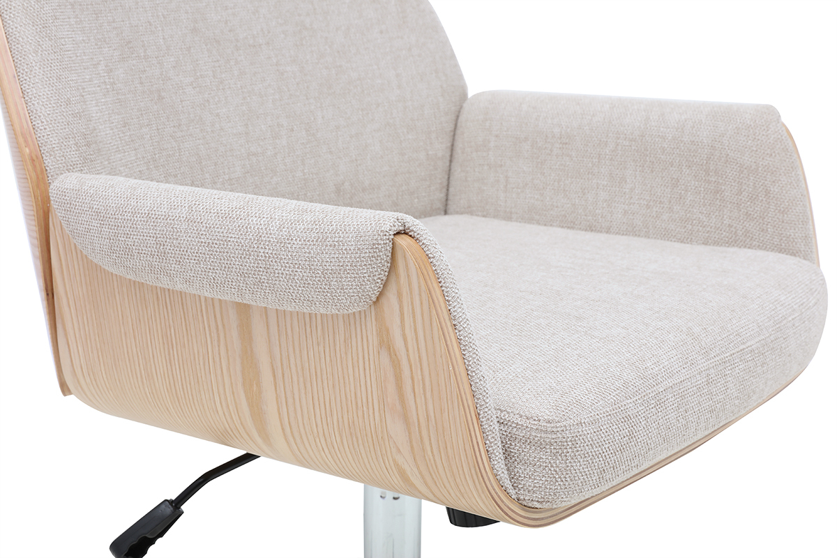 Sedia da ufficio RIKKI in tessuto velluto beige e legno chiaro, vista ravvicinata della seduta e dei braccioli.