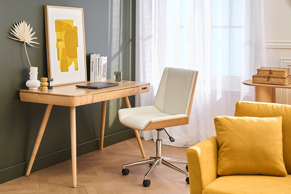 Sedia da ufficio bianca e legno con ruote davanti a una scrivania in legno, vista da 3/4.