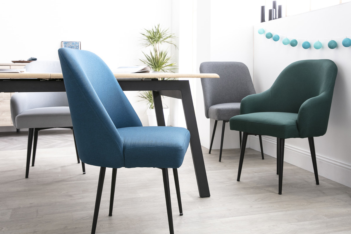 Sedia design in tessuto blu anatra e piedi in metallo nero LOV