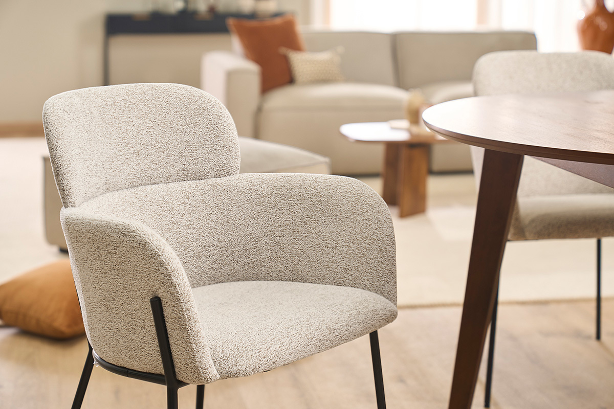 Sedia design in tessuto effetto velluto testurizzato beige e metallo nero TULUM