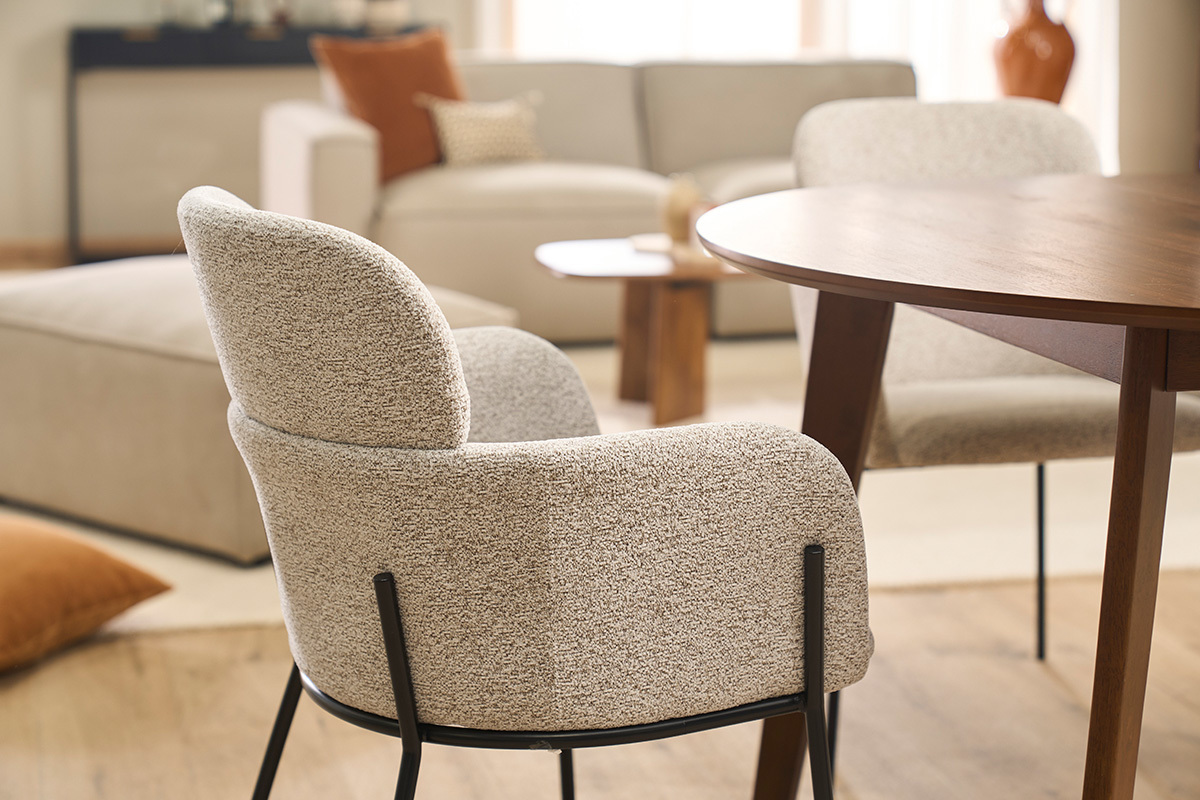 Sedia design in tessuto effetto velluto testurizzato beige e metallo nero TULUM