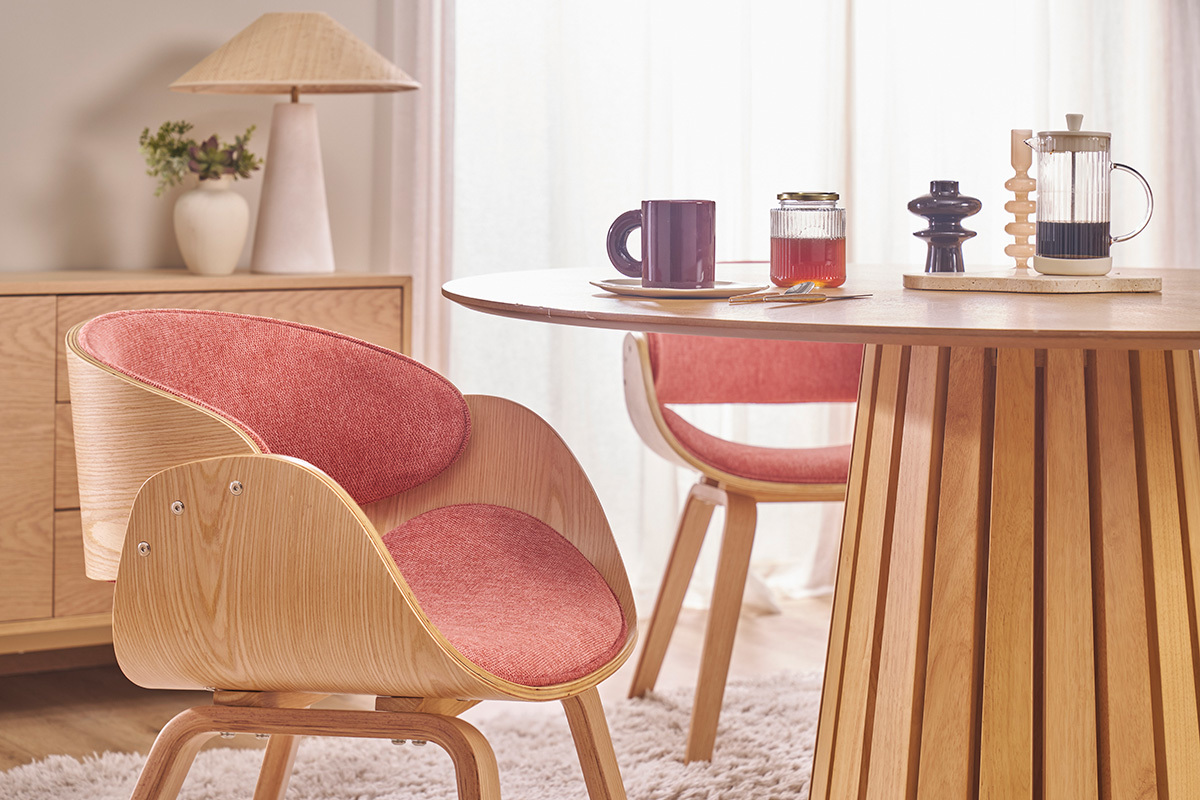 Sedia design in tessuto effetto velluto testurizzato terracotta e legno chiaro BENT