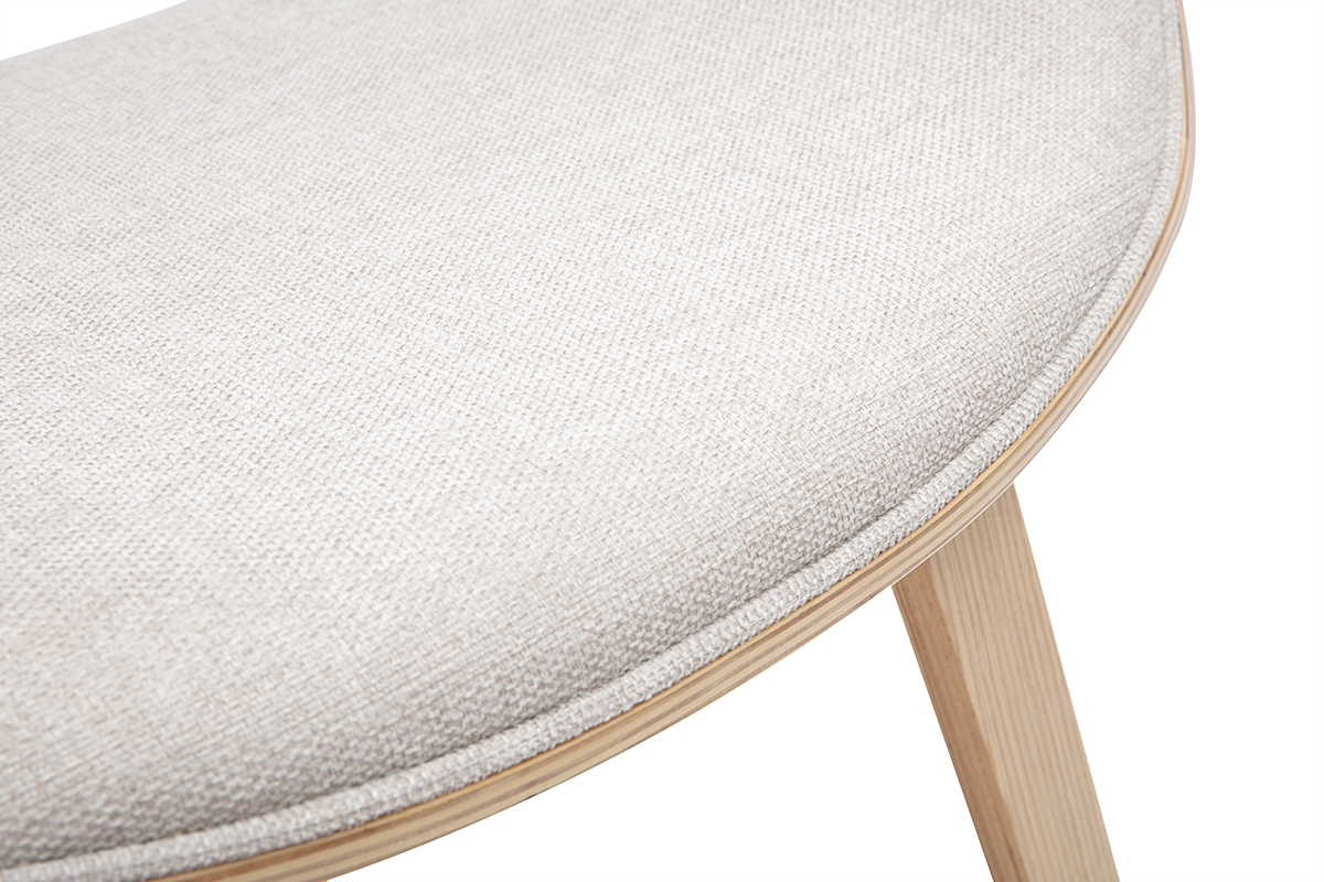 Dettaglio della seduta della sedia di design ARAMIS in tessuto beige effetto velluto e legno chiaro.