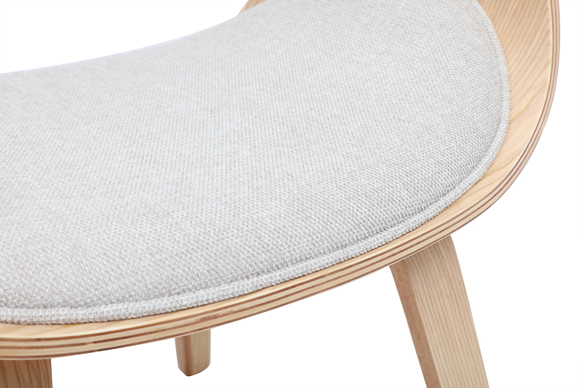 Dettaglio della sedia di design BENT in tessuto beige e legno chiaro, vista ravvicinata del cuscino.