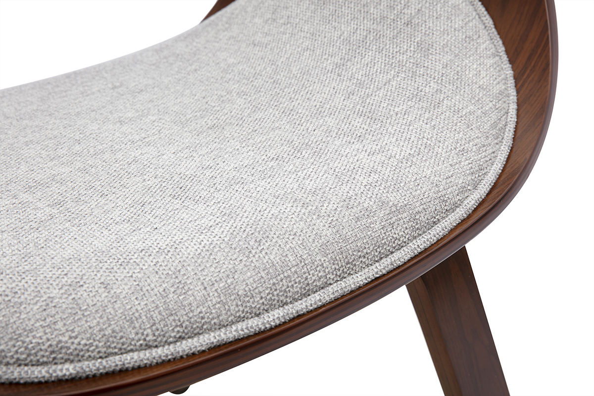 Dettaglio della sedia di design BENT con seduta in tessuto grigio e base in legno scuro.