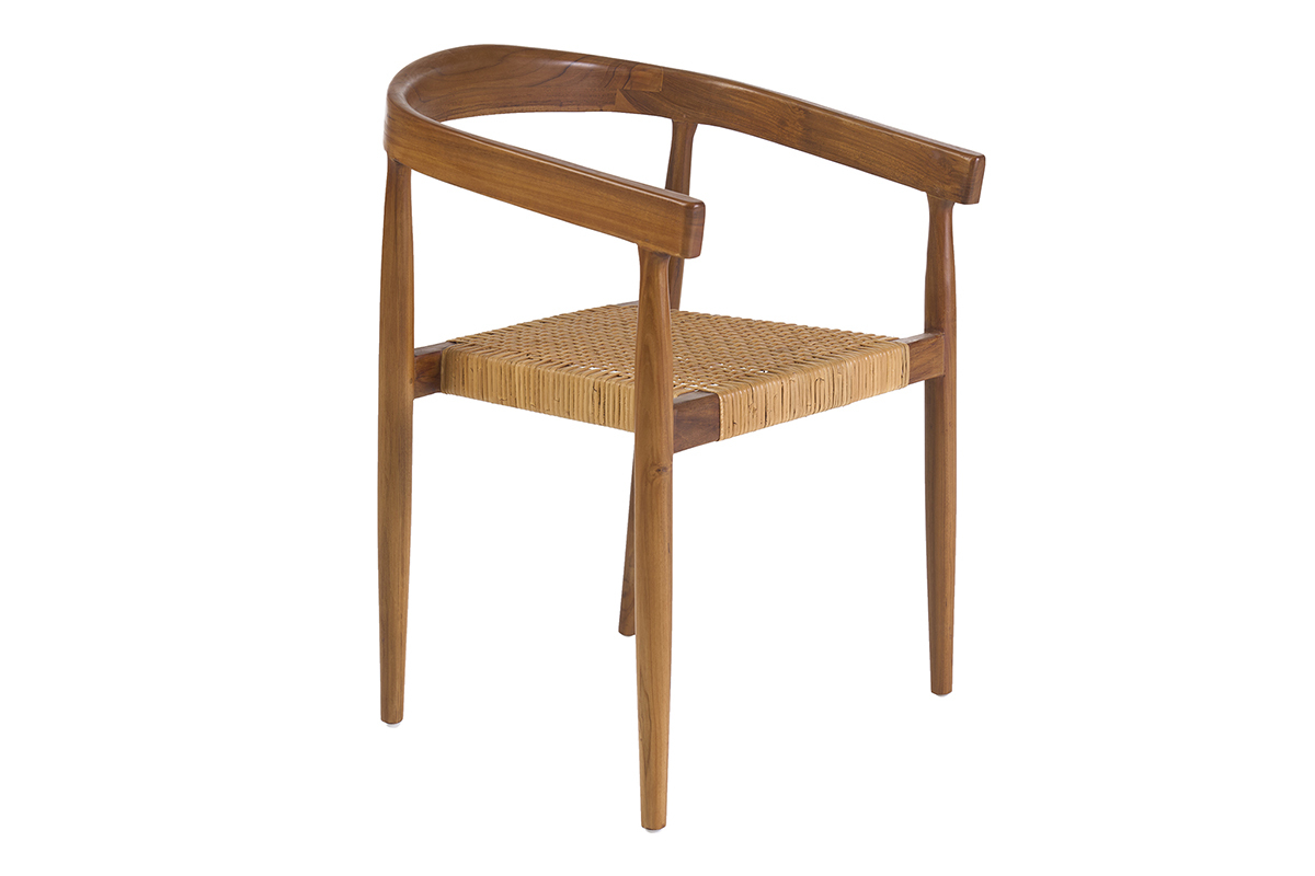 Sedia in legno massello di teak con intreccio in rattan, vista a 3/4