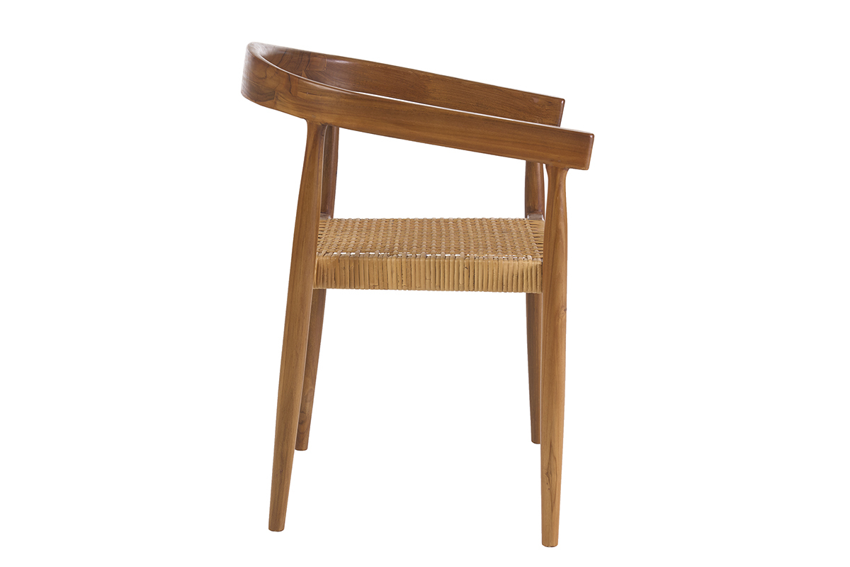 Sedia etnica in legno massiccio di teak con intreccio in rattan, vista di profilo.