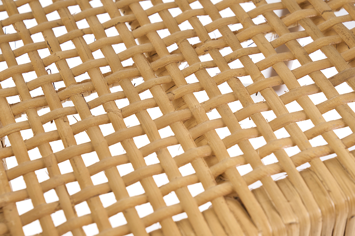 Dettaglio dell'intreccio in rattan della sedia in legno massello di teak NEGARA su sfondo bianco.