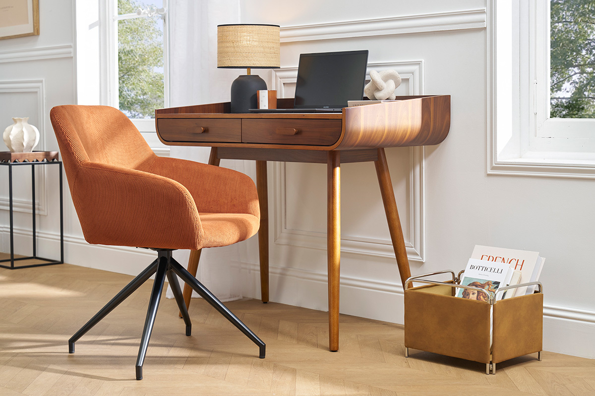 Sedia girevole in velluto a coste terra bruciata con scrivania in legno moderna accanto.