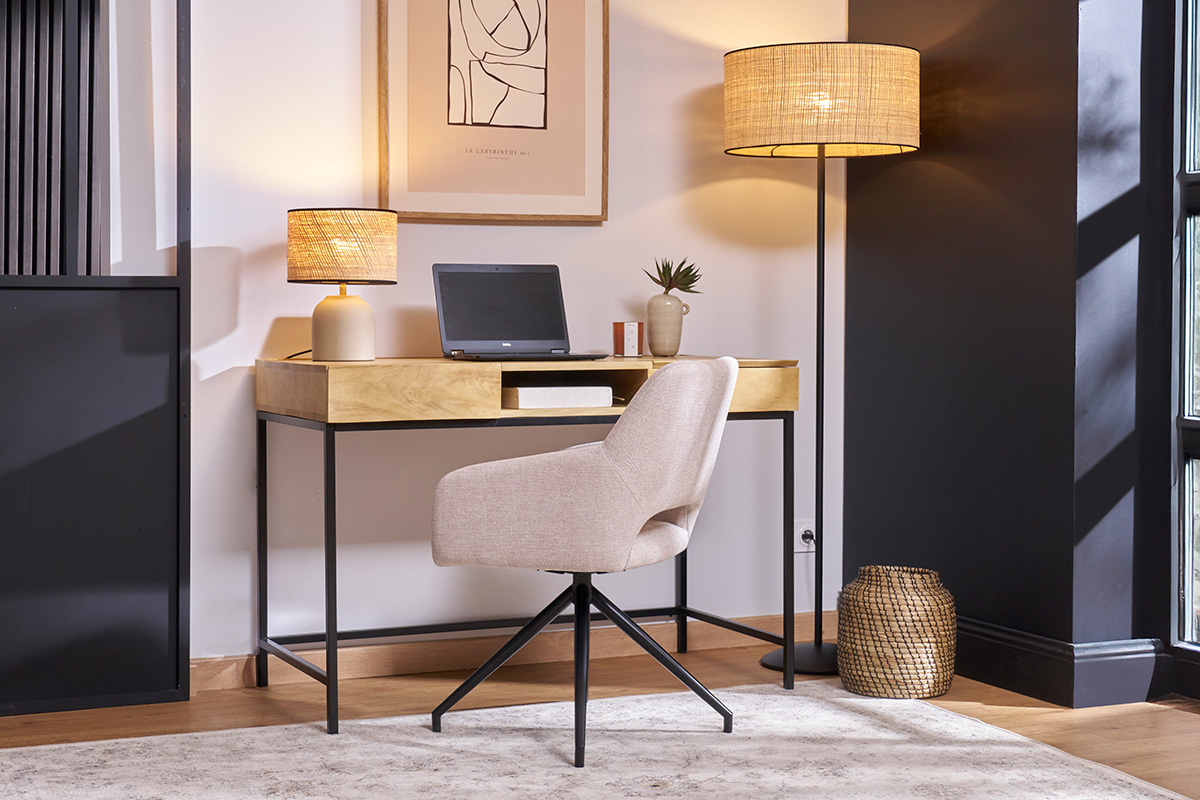 Chaise girevole in tessuto beige e metallo nero, vista posteriore in un ufficio moderno.